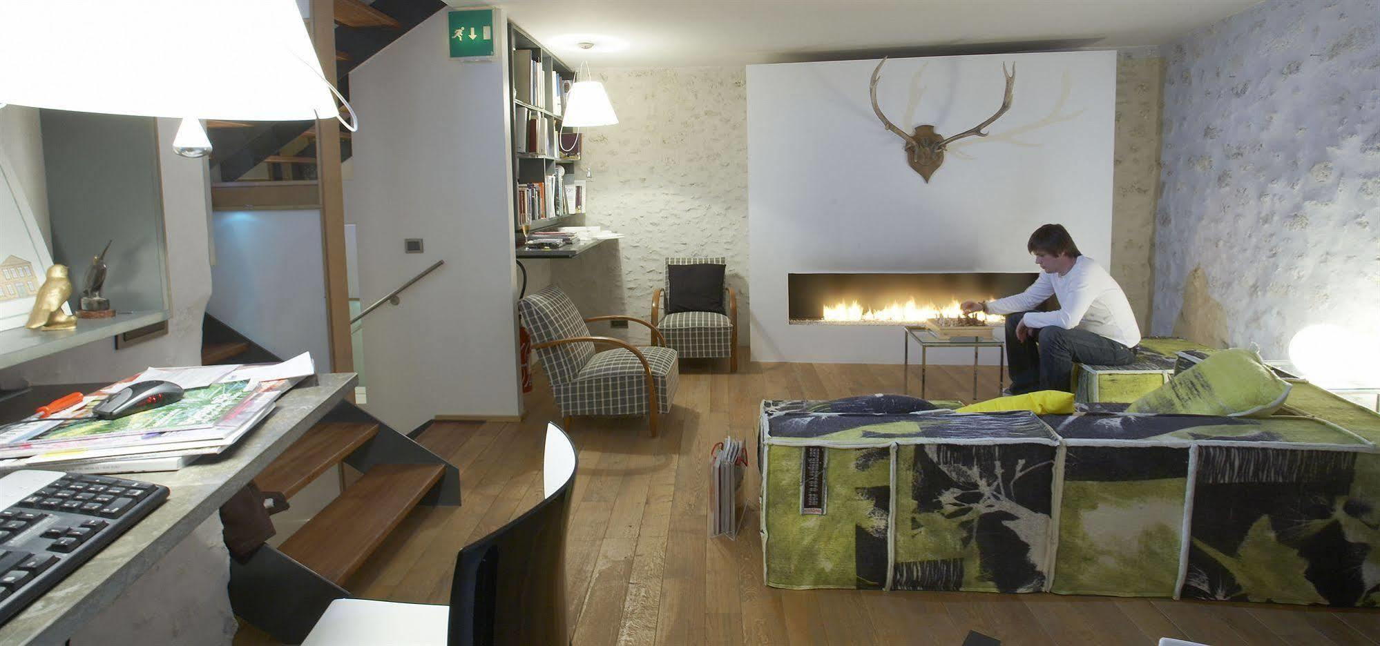 Design Hotel Des Francs Garcons Saint-Sauvant  Exterior photo